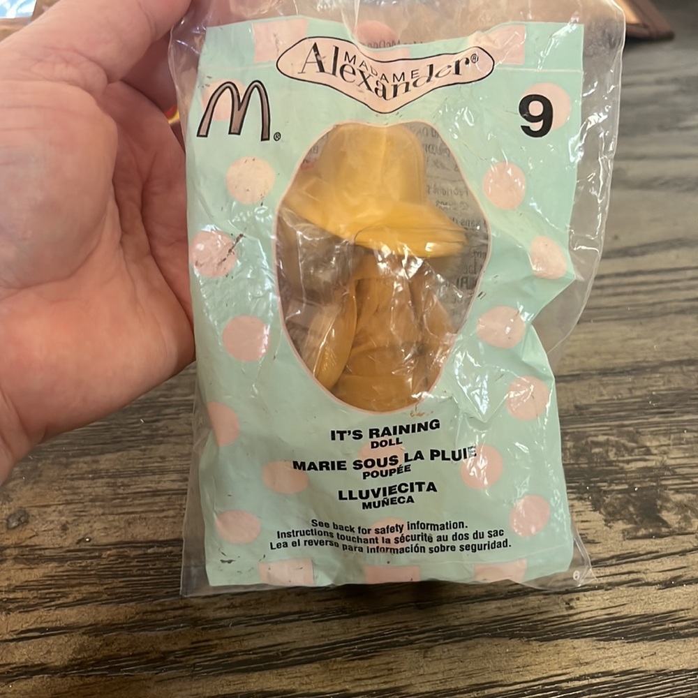 IT'S RAINING DOLL Madame Alexander McDONALD'S HAPPY MEAL TOY Closing Eyes - 2003